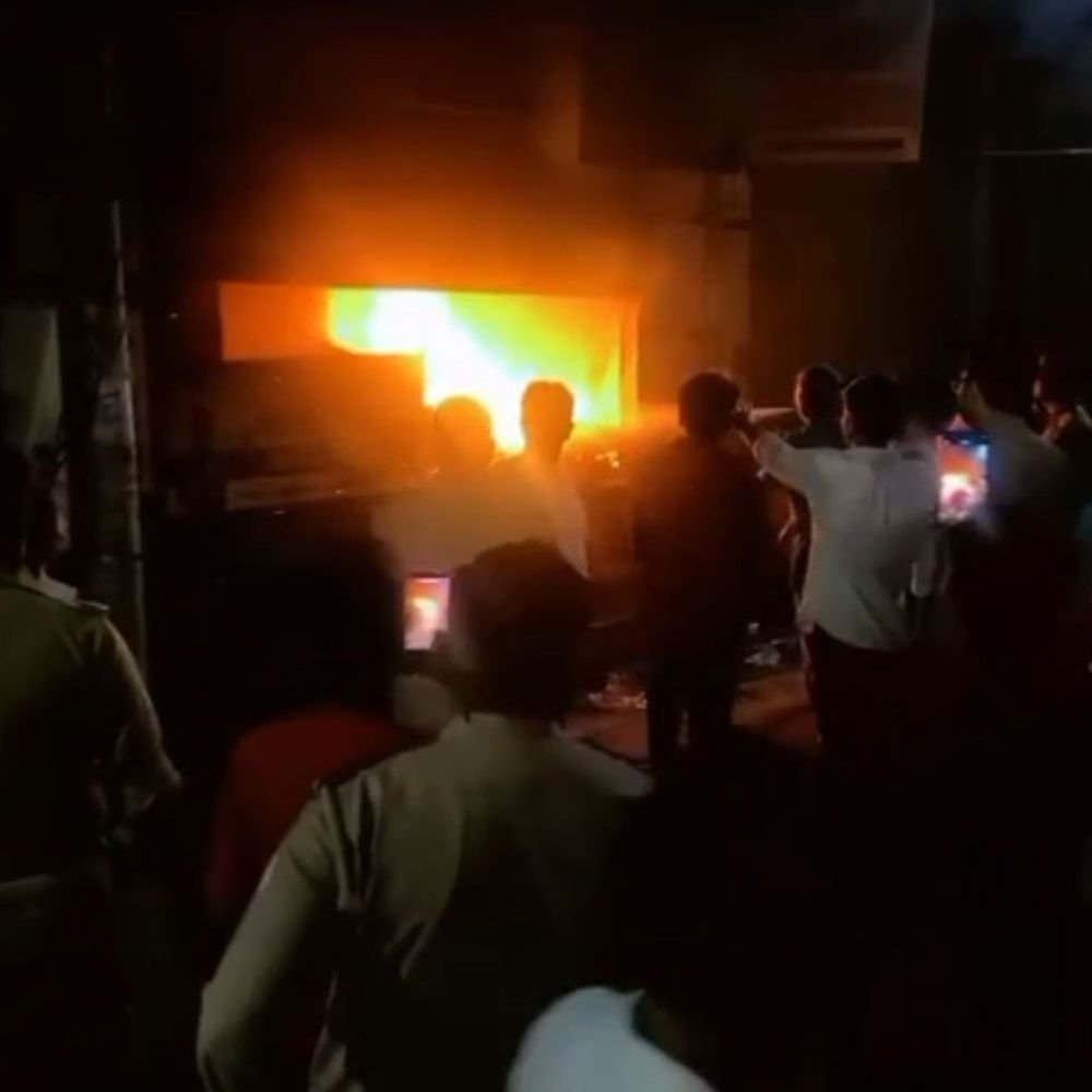 दवा दुकान और बैंक के इलेक्ट्रिक रूम में लगी आग:मेरठ में लाखों के नुकसान की आशंका, एक घंटे तक धधकती रही