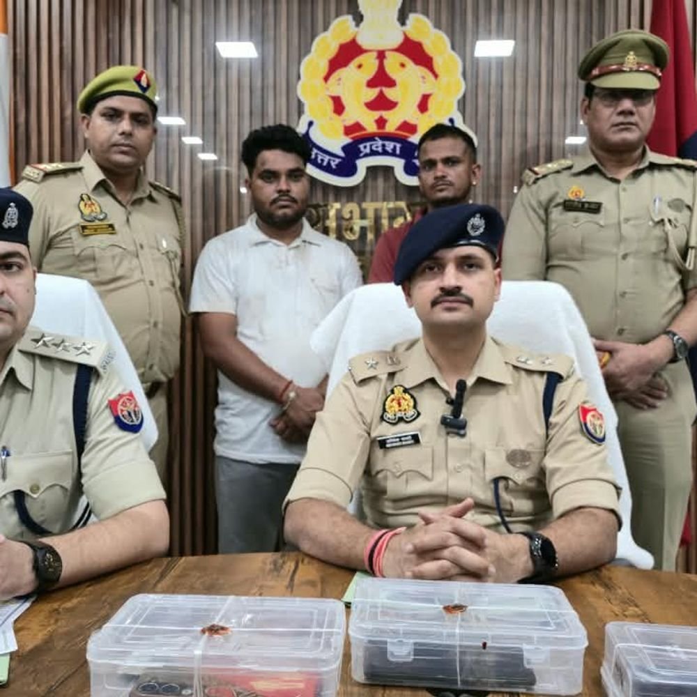 औरैया में पुलिस अधिकारी बनकर रिश्वत मांगने वाले 2 गिरफ्तार:बिजली चोरी की FIR न कराने का दिया झांसा, दरोगा के नाम से दिखता था नंबर