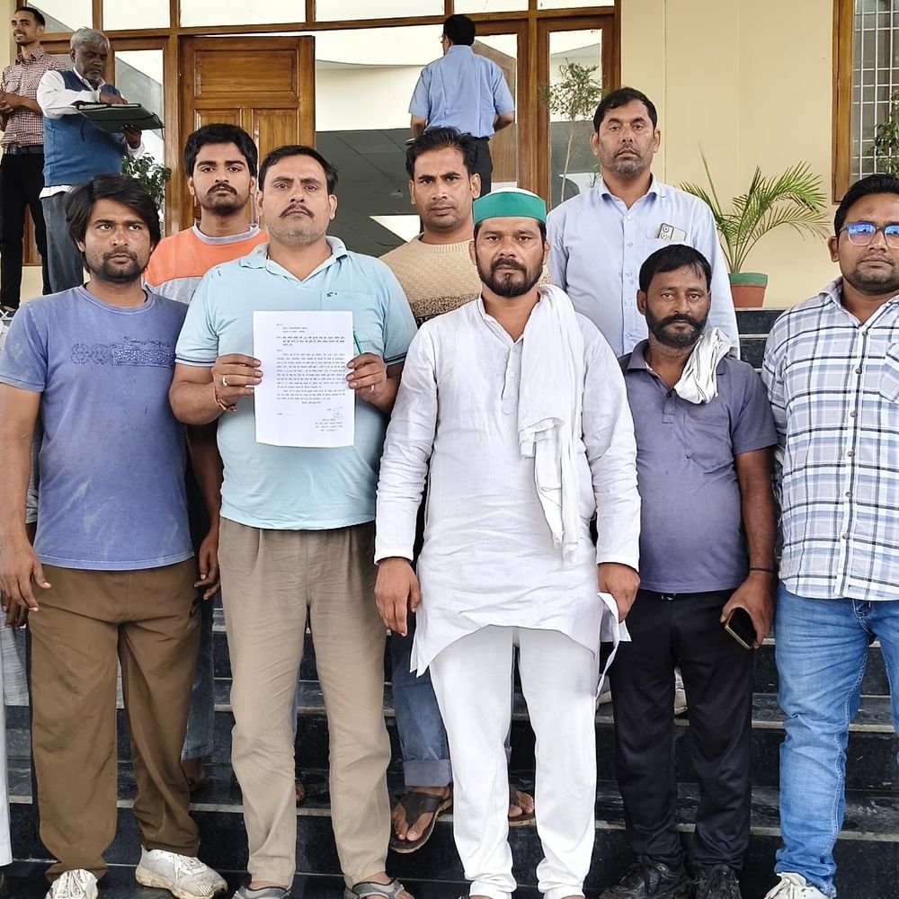 शामली में 200 साल पुरानी शहीद की कब्र तोड़ी:मजार की जमीन पर कब्जे का भी आरोप, देखभाल करने वाले ने SDM से शिकायत की
