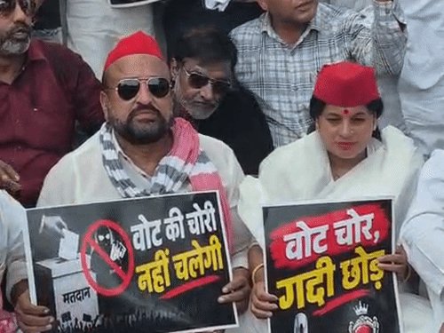 जिला मुख्याला पर गूंजे वोट चोर, गद्दी चोर:अलीगढ़ में मुख्य चुनाव आयुक्त के खिलाफ सपाइयों का प्रदर्शन, अंबेडकर पार्क से जुलूस निकालकर पहुंचे कलेक्ट्रेट