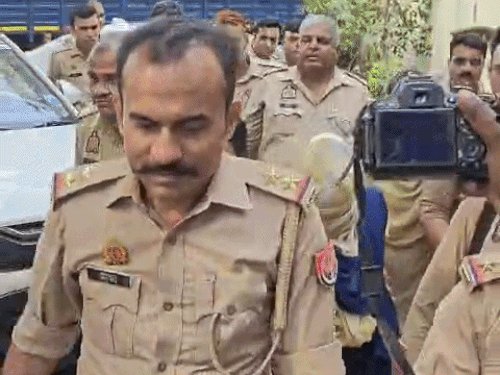 रविता को पेशी पर लेकर पहुंचीं महिला दरोगा अनु कॉलिस:क्यूआर वीडियो से चर्चा में आईं, पहली बार हंसती हुई मीडिया के सामने दिखीं