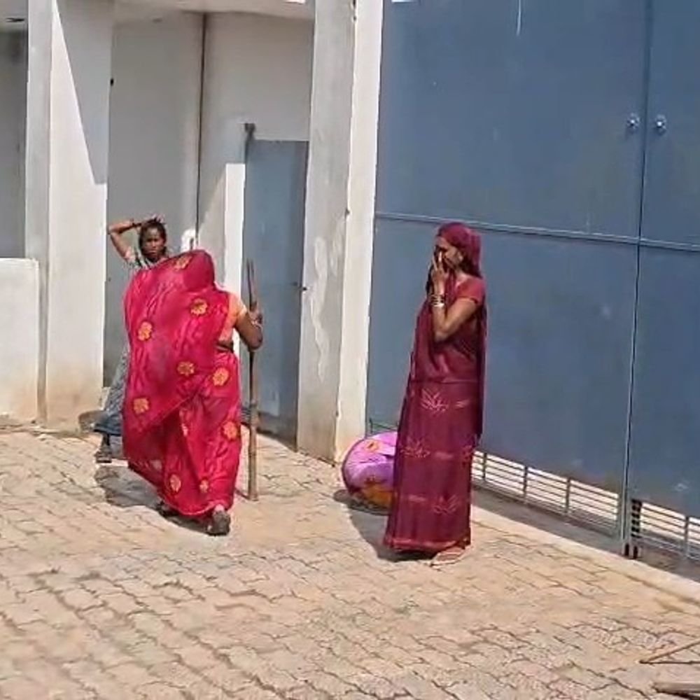 फैक्ट्रियों के दूषित पानी से फसल बर्बाद होने का आरोप:उन्नाव में लाठी-डंडे लेकर फैक्ट्री गेट पर पहुंचीं किसान महिलाएं