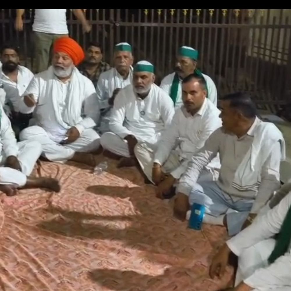 परमिशन नहीं मिली, गन्ना संस्थान गेट पर धरने पर टिकैत:कल होनी है किसानों की महापंचायत, गेट पर ताला देखकर समर्थकों के साथ शुरू किया धरना