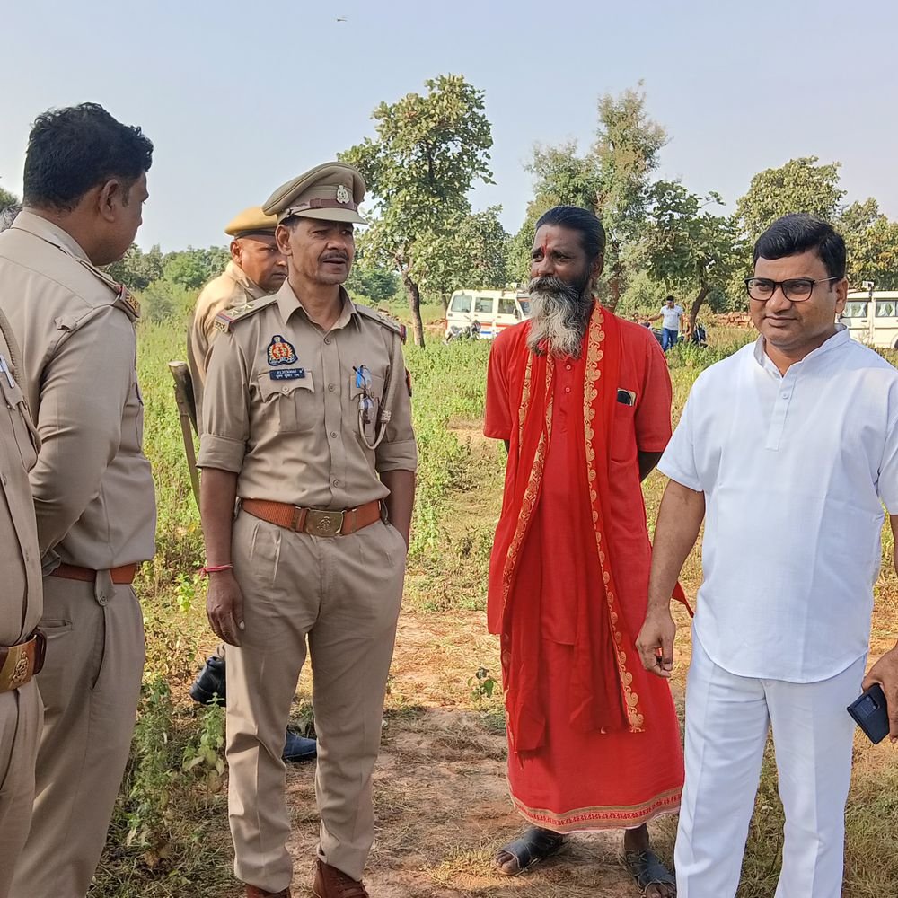 चित्रकूट के बरगढ़ ग्लास फैक्ट्री में चोरी का प्रयास:पुलिस को देख ट्रैक्टर छोड़ जंगल में भागे चोर, गैस कटर से गाटर काटे; तलाश जारी