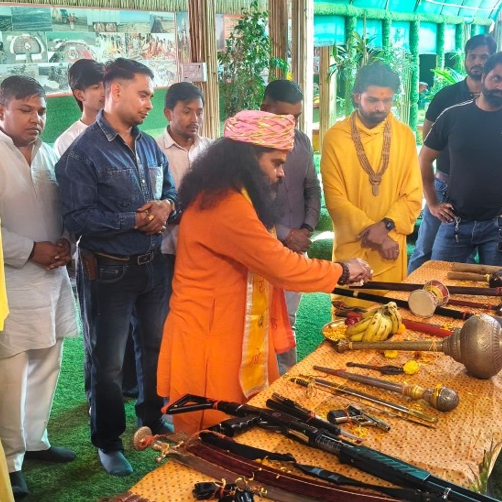 दशहरा पर अनोखी शस्त्र पूजा:मथुरा में चित्रगुप्त पीठ पर हुआ कुदाल,हथौड़े का पूजन, प्रस्तावित कार सेवा के लिए पूजे औजार