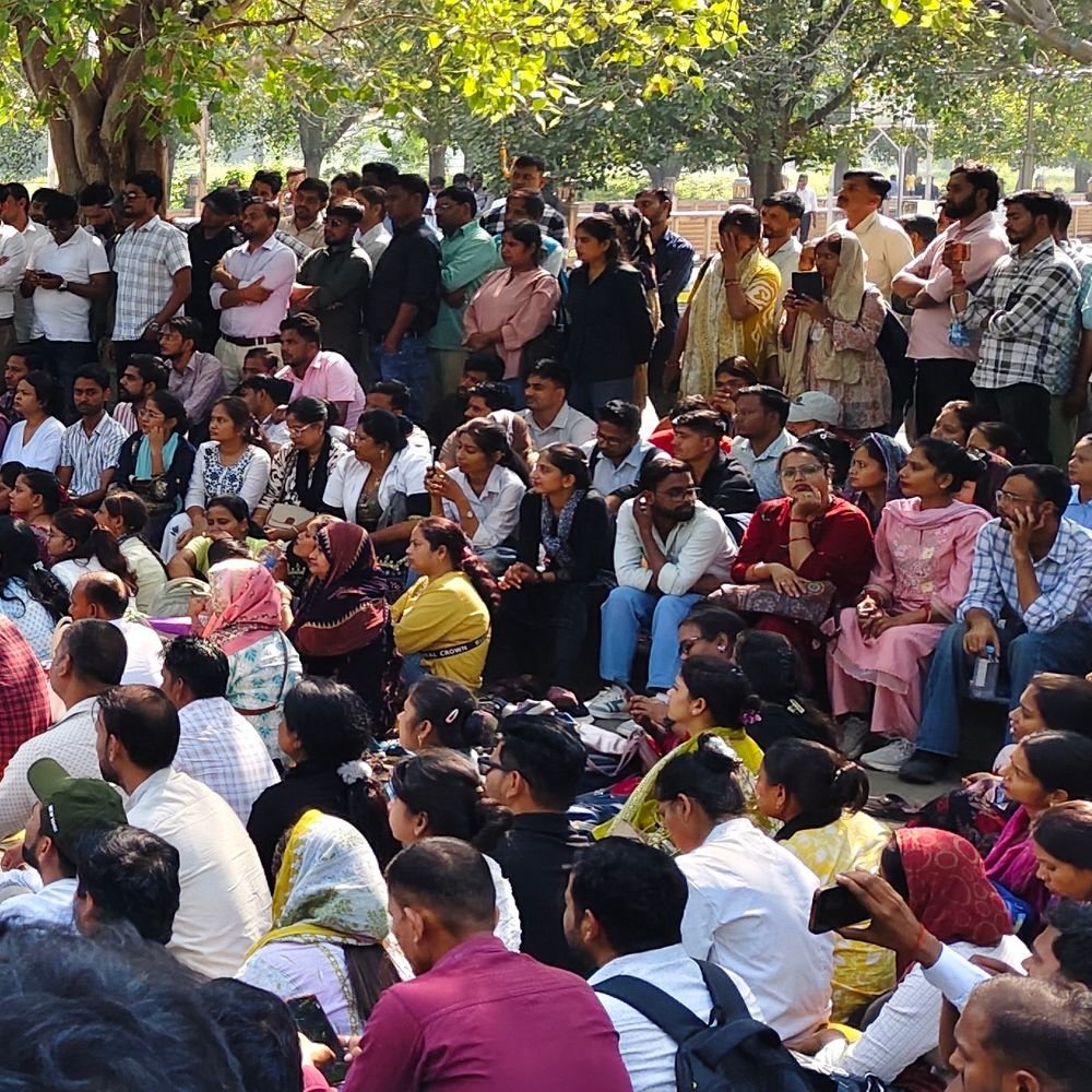 लखनऊ में CHO का धरना:नियमितीकरण, उचित मानदेय, आवास भत्ता और कैशलेस इलाज की सुविधा की मांग