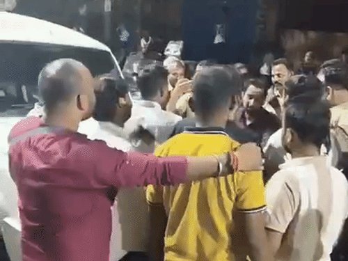 युवक को उठाने पहुंची पुलिस टीम को घेरा:प्रयागराज में भंग की चुकी SOG के जवानों की कार्रवाई पर हंगामा, बैरंग लौटना पड़ा
