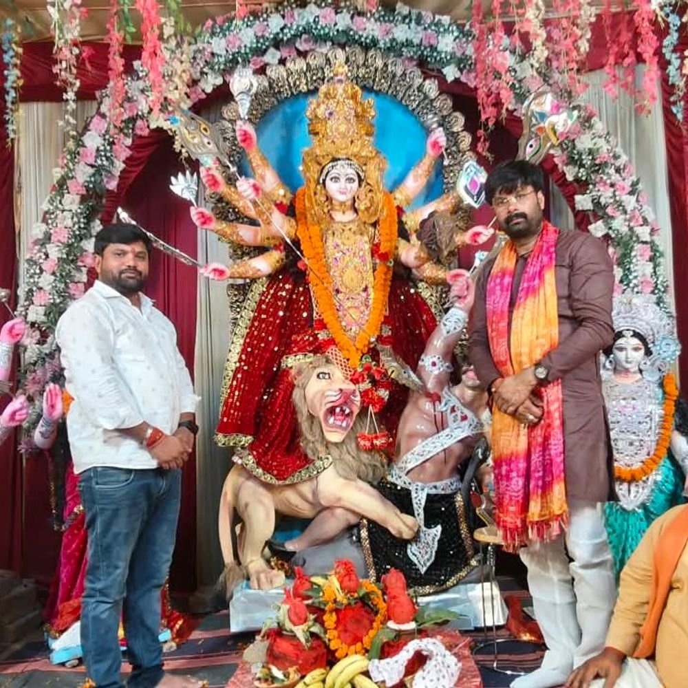घघसरा के पंडालों में मां दुर्गा के दर्शन:प्रतिमाओं की पट्टी खुलते ही गूंजे जयकारे, नगरवासियों की खुशहाली की कामना