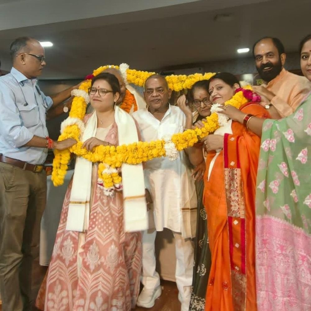 कायस्थ परिवार का समारोह:बाबा नीम करौली का किरदार निभाने वाले शोभिनव सत्या के परिजनों का किया सम्मान