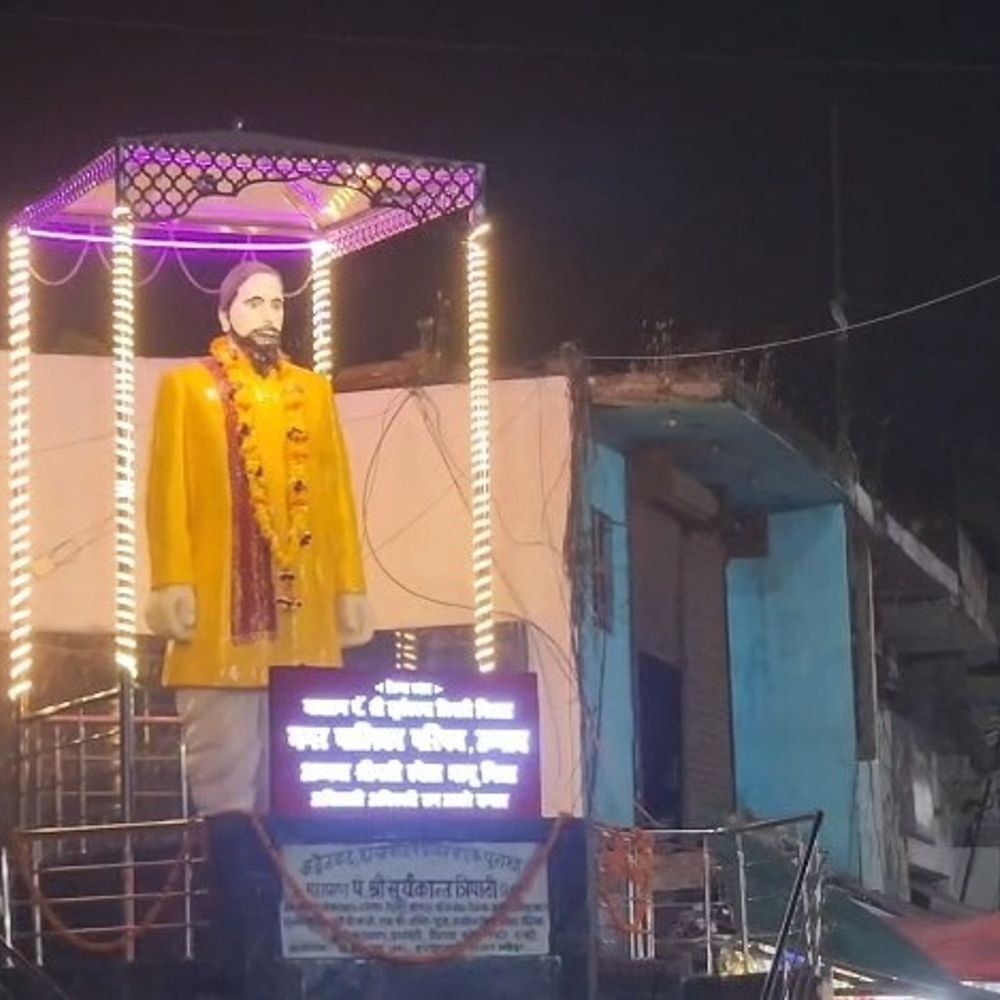 उन्नाव में निराला की प्रतिमा का सौंदर्यीकरण:पालिकाध्यक्ष प्रतिनिधि ने होर्डिंग लगाने वालों को दी चेतावनी, कहा- स्मारकों पर कब्जा बर्दाश्त नहीं