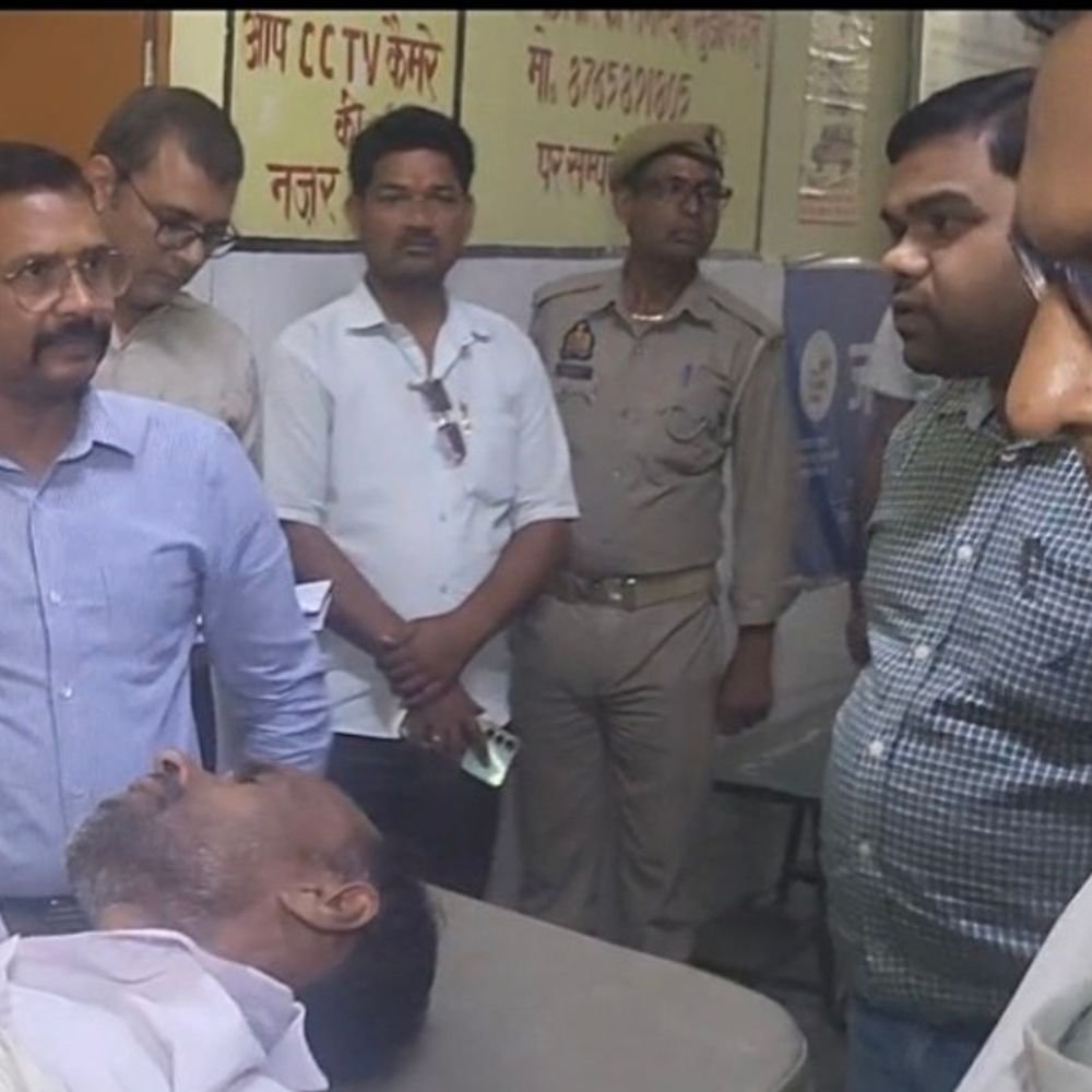 डीएम ने सीएचसी में टूटी बाउंड्री और अतिक्रमण देखा:हमीरपुर में जनवरी तक 50 बेड के क्रिटिकल केयर अस्पताल का निर्माण पूरा करने के निर्देश