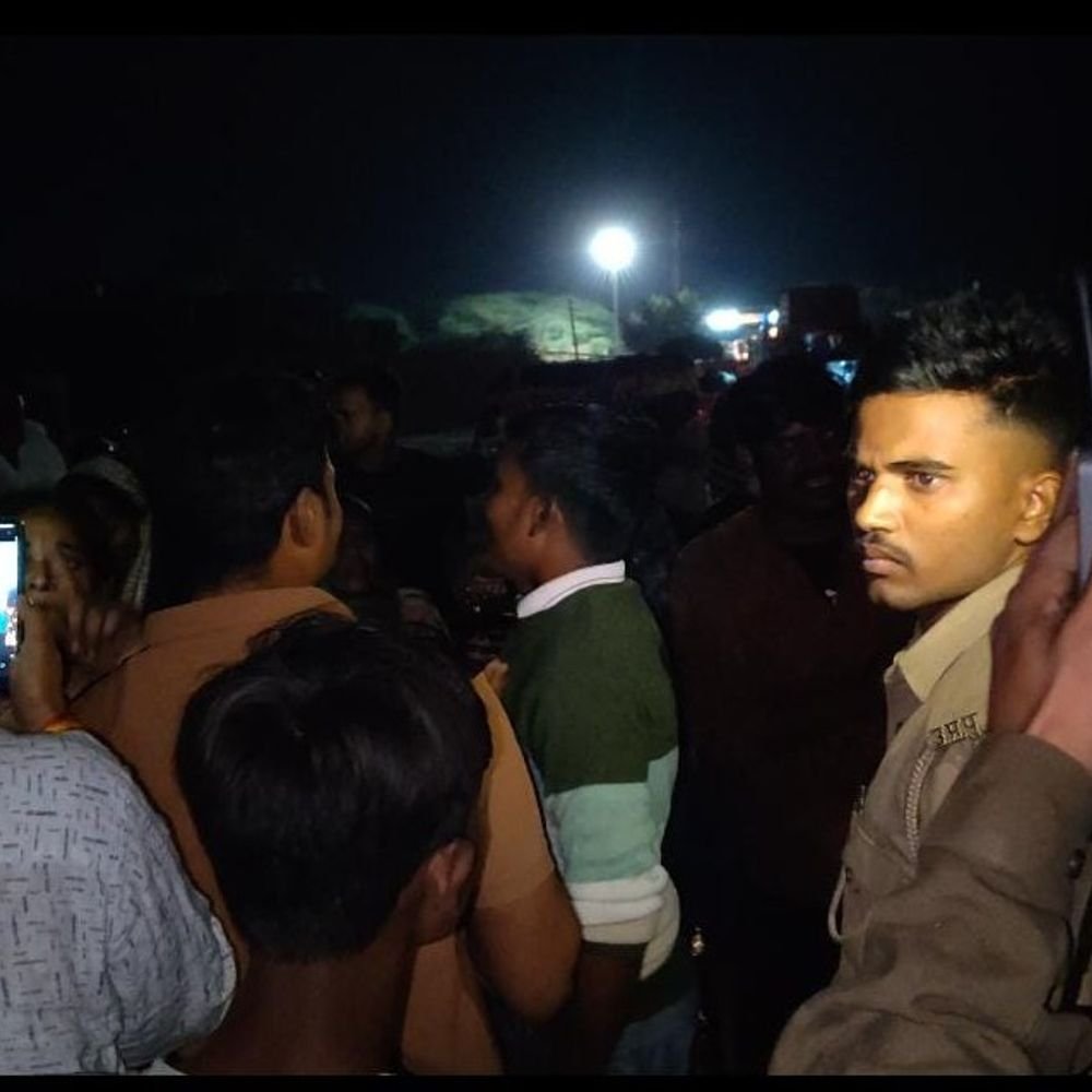 चित्रकूट में घर के बंटवारे पर विवाद, 5 घायल:दोनों पक्षों ने एक-दूसरे पर आग लगाने का आरोप लगाया, कहासुनी के बाद चली लाठियां