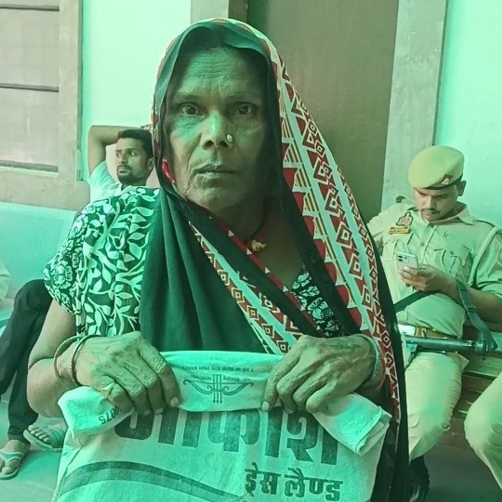 महराजगंज में विधवा महिला के घर का रास्ता रोका:कोर्ट के आदेश के बाद भी नहीं मिला रास्ता, लेखपाल पर पैसे लेने का आरोप