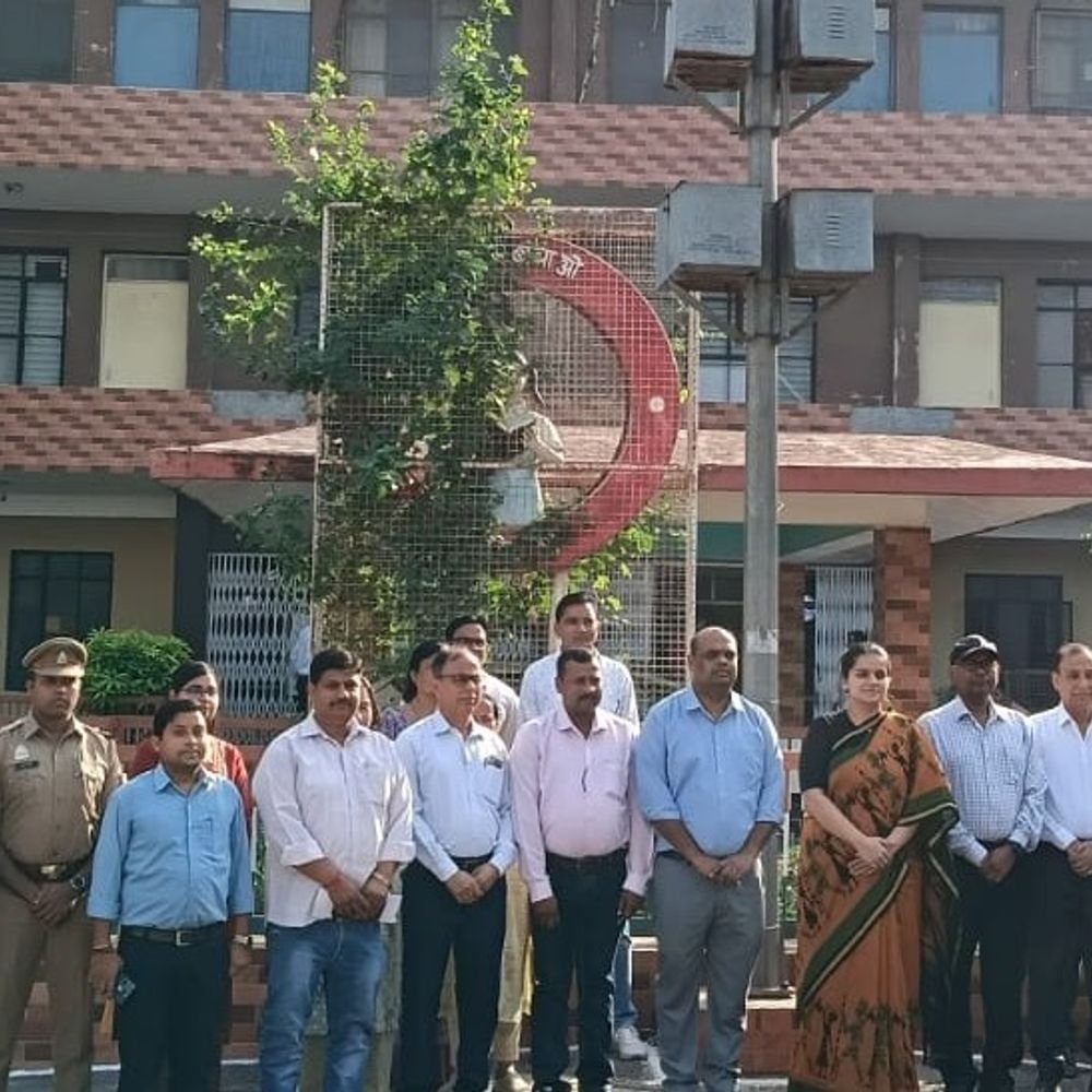 गांधी-शास्त्री जयंती पर कलेक्ट्रेट-विकास भवन में 16 सफाईकर्मी पुरस्कृत:बुलंदशहर में DM ने किया ध्वजारोहण