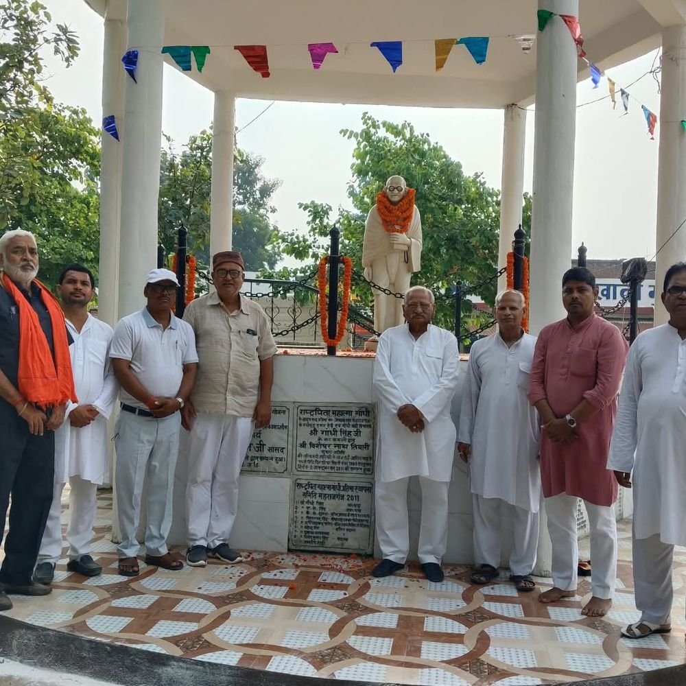 डॉ. बलराम भट्ट ने गांधी प्रतिमा पर किया माल्यार्पण:जिला परिषद मार्केट में गांधी जयंती पर दी श्रद्धांजलि, कई लोग रहे मौजूद