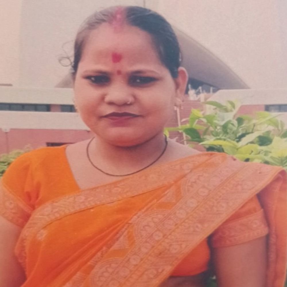 बाइक की टक्कर से घायल महिला की मौत:नोएडा से शाहजहांपुर से लौटते समय हुआ था हादसा, पति-बेटी को मामूली चोटें