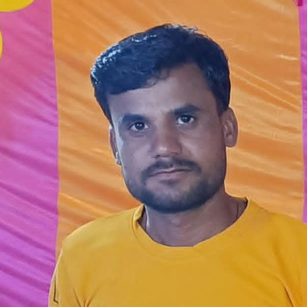 ललितपुर में किसान का शव फंदे से लटका मिला:पत्नी ने फंदे पर लटका देखा, परिजन बोले- खेती करता था; पुलिस जांच में जुटी
