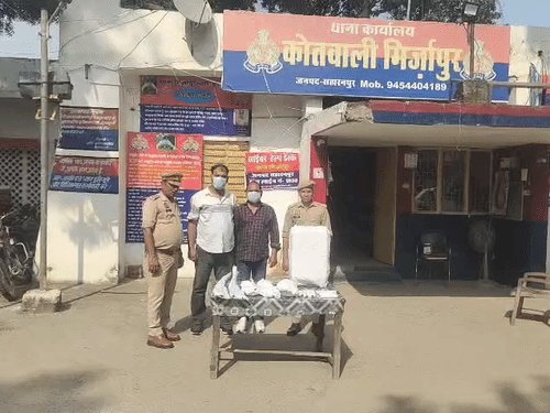 सहारनपुर में अवैध हथियारों के साथ बाप-बेटा अरेस्ट:मेरठ एसटीएफ ने 32 लाख कैश और 111 कारतूस बरामद, चार बंदूकें, तीन मोबाइल और बिना नंबर की वैन्यू कार जब्त