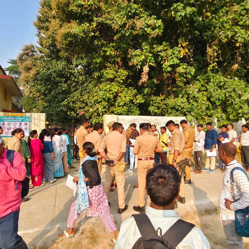 बाराबंकी में PET परीक्षा: पुलिस ने अभ्यर्थियों को पहुंचाया केंद्र:14 केंद्रों पर 27,936 अभ्यर्थी हुए शामिल, मदद मिलने पर परीक्षार्थियों ने जताई खुशी