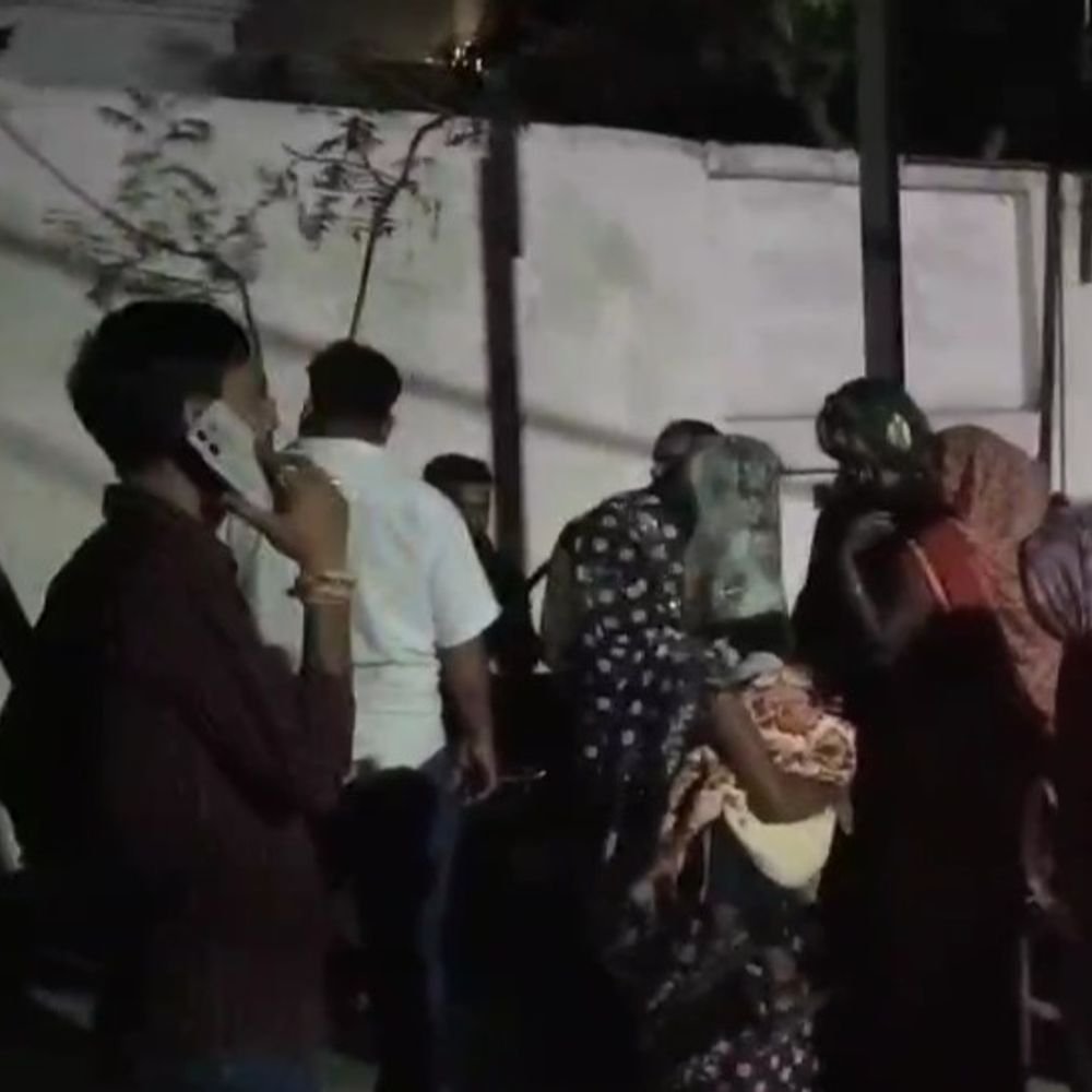 एटा में युवक ने खेत में फांसी लगाकर आत्महत्या की:पत्नी छोड़कर चली गई थी, दो बच्चों की भी मौत हो चुकी थी