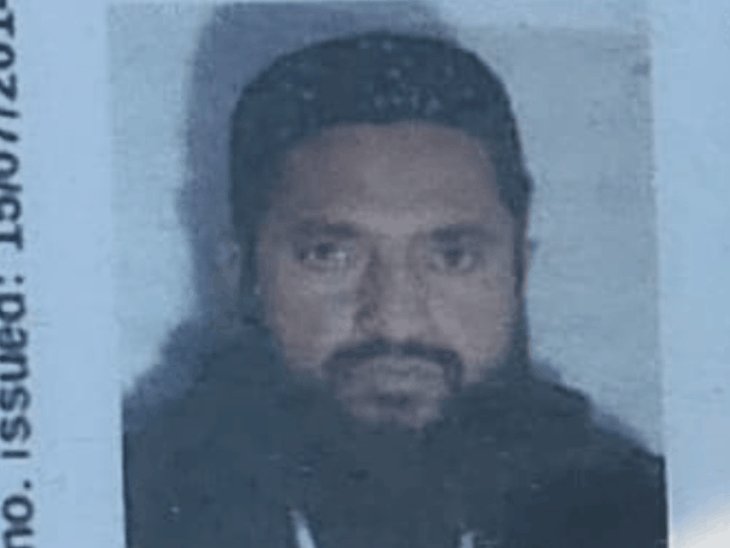 बुलंदशहर में डस्ट उतारते समय पोल गिरा, परिचालक की मौत:रामपुर से डस्ट लेकर आया था डंपर, हादसे के बाद मची अफरा-तफरी