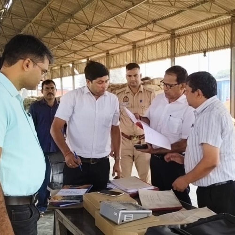 हरदोई में धान खरीद केंद्रों का औचक निरीक्षण:खरीद शुरू न करने पर SDM ने दी वेतन रोकने की चेतावनी