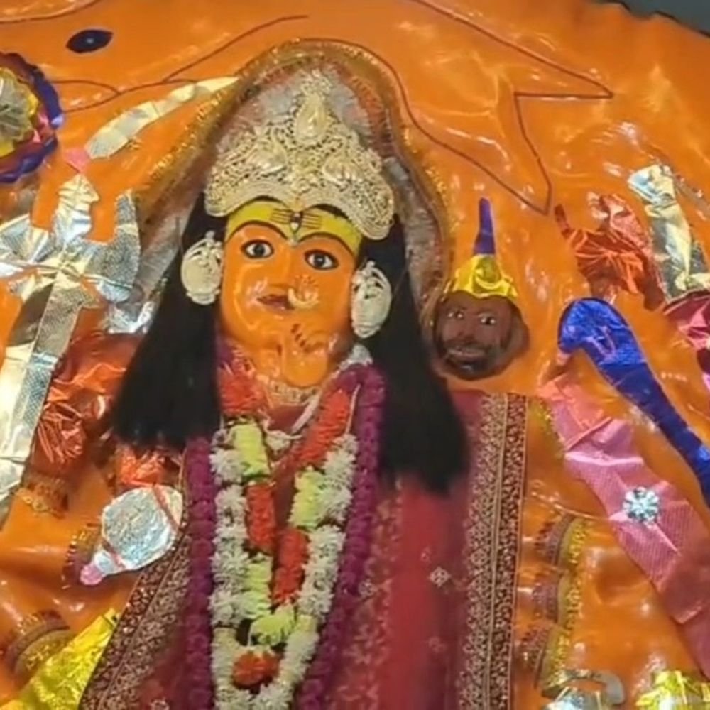 चंद्रिका देवी मंदिर में नवरात्रि पर उमड़ी भक्तों की भीड़:आल्हा-ऊदल की आराध्य 18 भुजाओं वाली प्रतिमा के दर्शन को पहुंचे श्रद्धालु