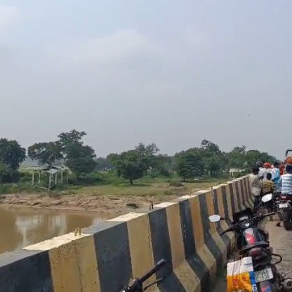 रोहिन नदी के पुल से महिला ने लगाई छलांग:त्रिमुहानी पुल से कूदने की सूचना से हड़कंप, पुलिस तलाश में जुटी