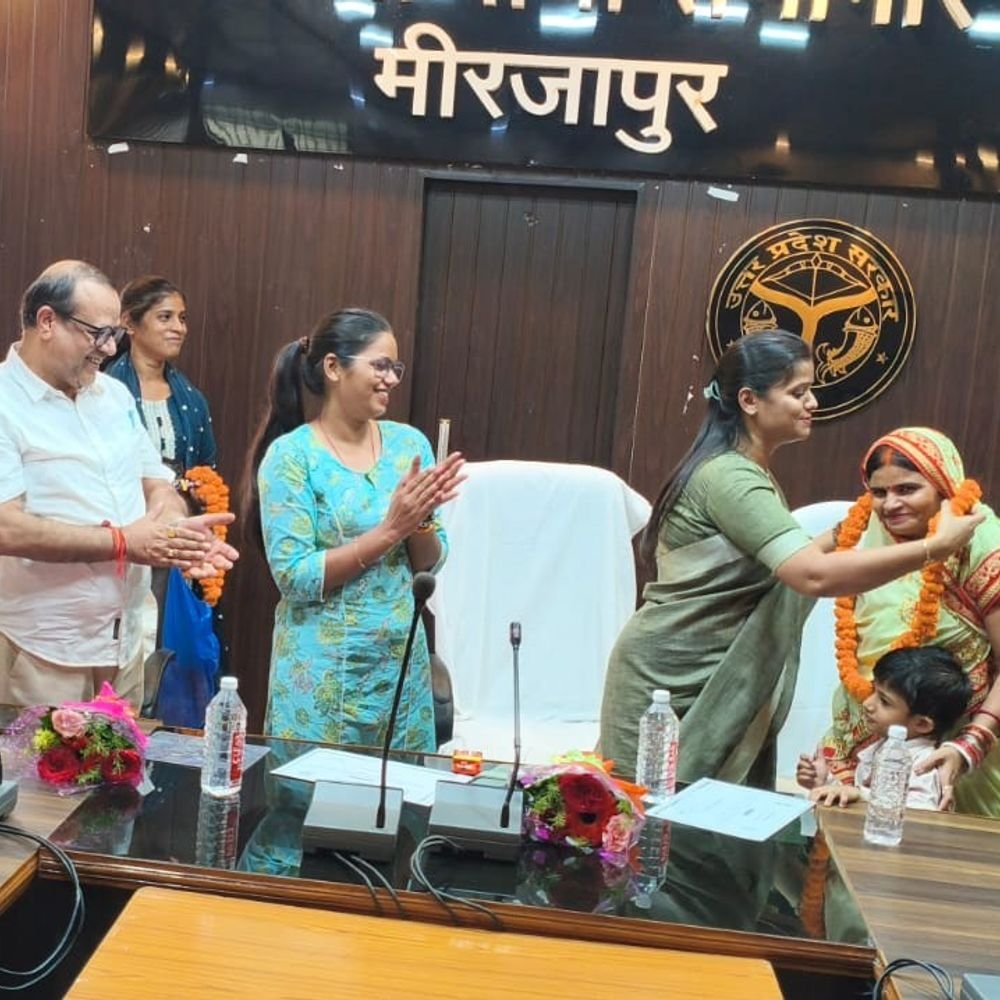 मिर्जापुर में 26 बच्चों को मिला हेल्दी बेबी प्रमाण पत्र:माताओं और उत्कृष्ट कार्य करने वाली आंगनबाड़ी कार्यकर्त्रियों का भी सम्मान