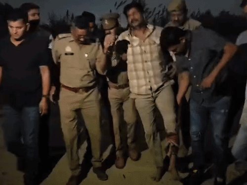 15 लाख की ड्रग्स के साथ 3 तस्कर अरेस्ट:गाजियाबाद पुलिस ने 36 मुकदमे वाले राजेश के पैर में दौड़ाकर गोली मारी