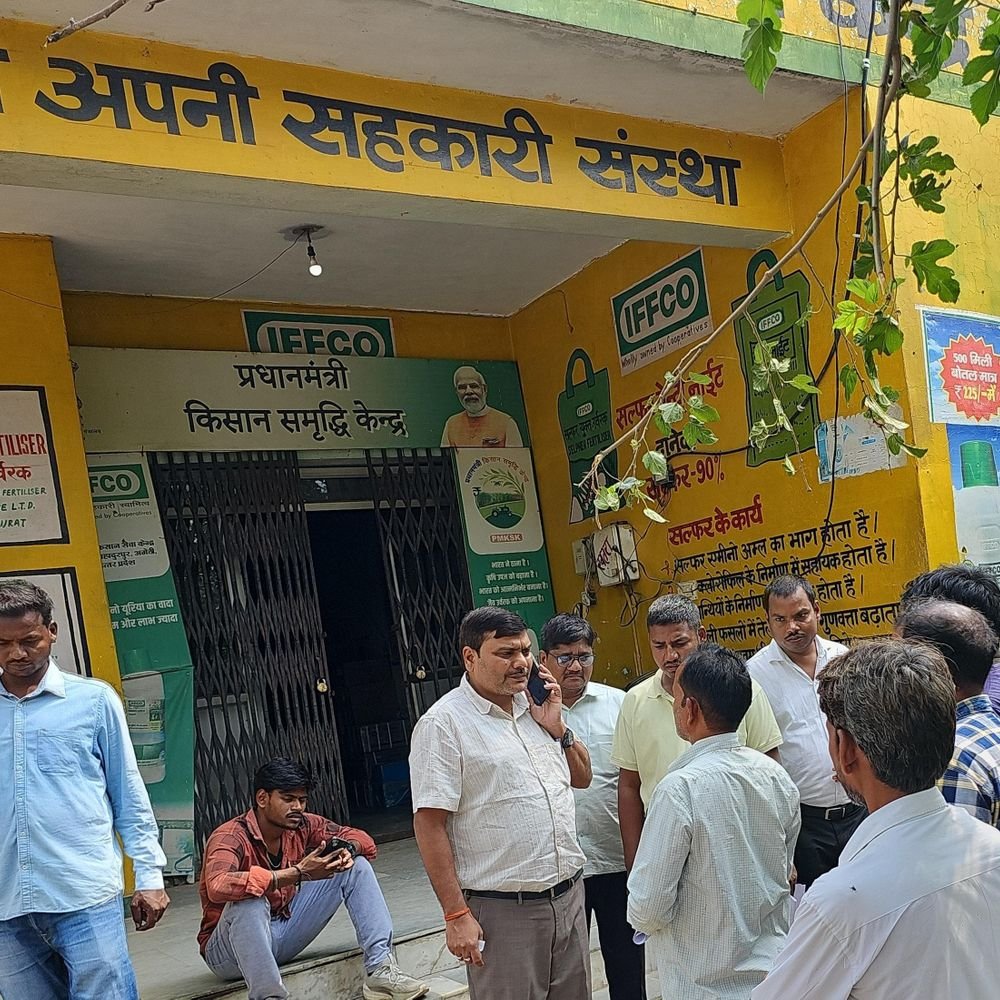 उप कृषि निदेशक ने इफको केंद्र का औचक निरीक्षण किया:डीएम के निर्देश पर यूरिया की उपलब्धता सुनिश्चित करने के दिए निर्देश