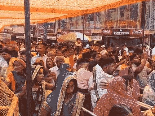 अयोध्या में श्रद्धालुओं की संख्या बढ़ी:रामलला के दान में दोगुना इजाफा, रोजाना 10 लाख तक पहुंचा समर्पण, छह दान काउंटरों पर बढ़ी राशि, दानपात्रों में भी चढ़ावा बढ़ा