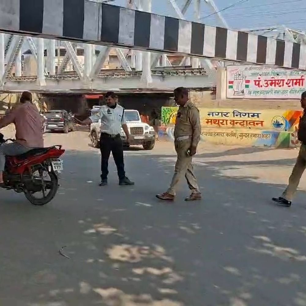 मथुरा में 2 नवंबर से यातायात माह शुरू होगा:ट्रैफिक पुलिस ने 2 दिन पहले चेकिंग कर नियम तोड़ने वालों के चालान काटे