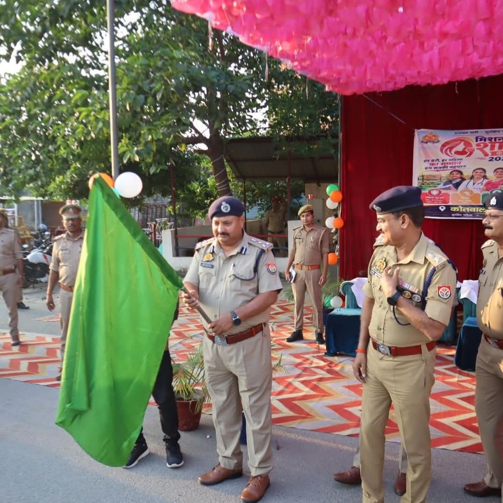 महिला पुलिस की स्कूटी रैली को डीआईजी ने दिखाई हरीझंडी:मऊ में मिशन शक्ति अभियान के तहत गाजीपुर तिराहे से भीटी चौक तक निकला जागरूकता मार्च