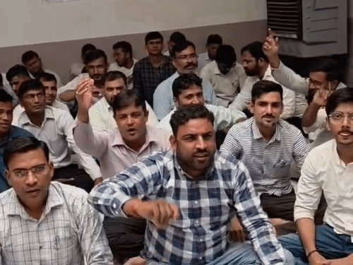 संभल में सात सूत्रीय मांगों को लेकर लेखपालों का धरना:2800 ग्रेड पे की मांग, 17 अक्टूबर से अनिश्चितकालीन धरने की चेतावनी