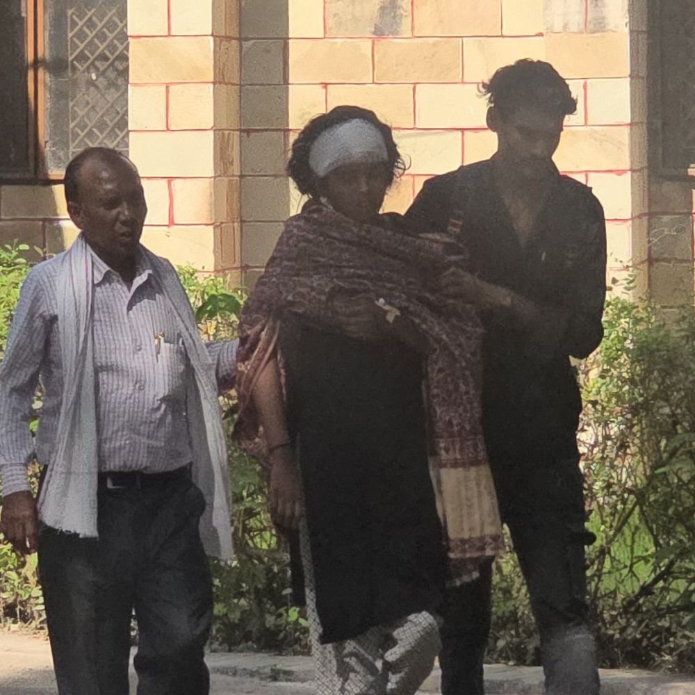 मारपीट में सिर की हड्डी टूटी, युवती एसपी ऑफिस पहुंची:पुलिस पर हल्की धाराओं में FIR दर्ज करने और थाना प्रभारी पर मिलीभगत का आरोप