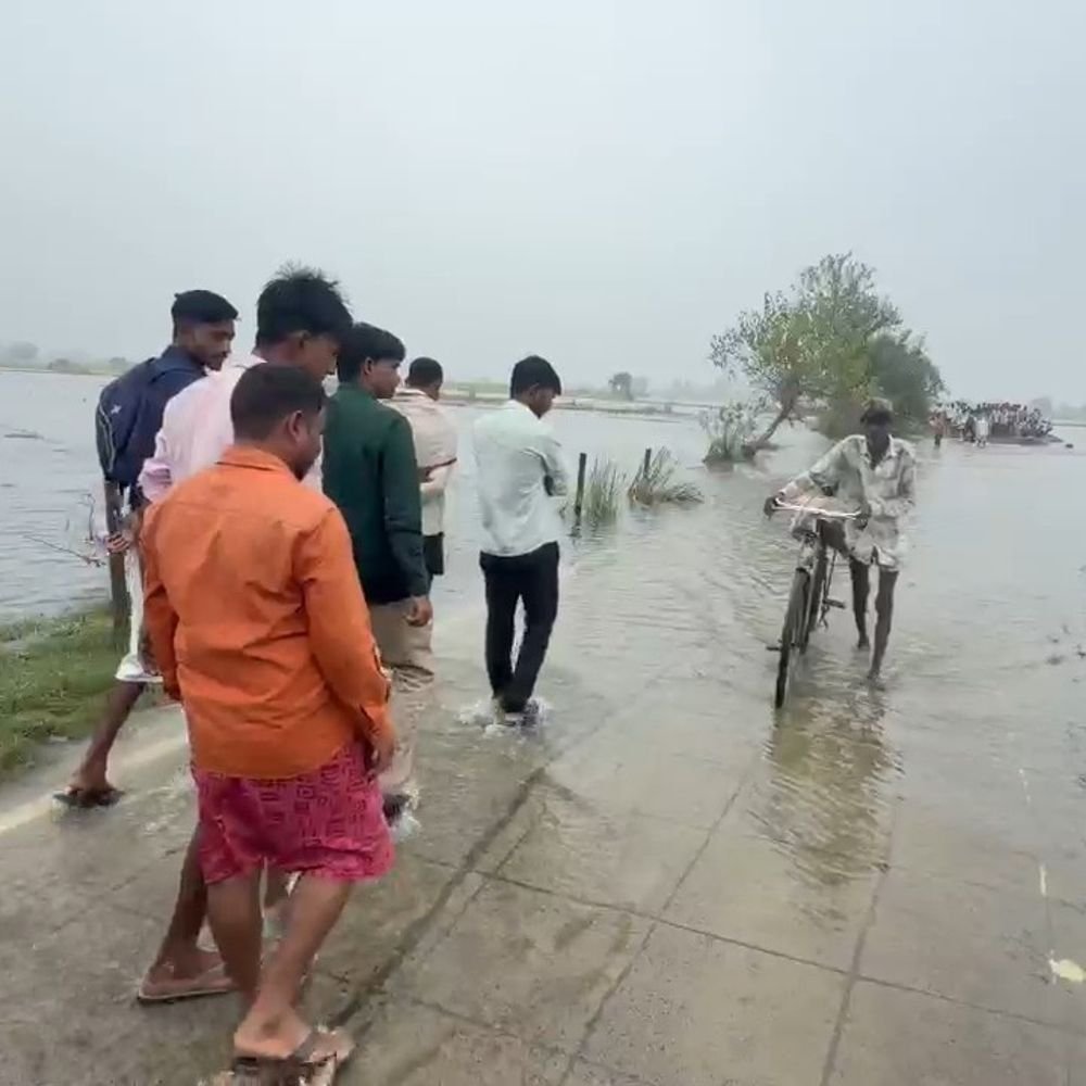 गंगा का जलस्तर बढ़ने से 15 गांवों का संपर्क प्रभावित:5KM दूरी बढ़ी, नावों से आ-जा रहे लोग; बिलावलपुर डिप पर तेज बहाव