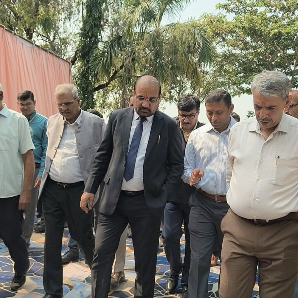 मऊ पहुंचे ICAR के महानिदेशक डॉ. एमएल जाट:दलहन-तिलहन का उत्पादन बढ़ाने पर मंथन, जलकुंभी से बने हस्तशिल्प उत्पाद देखे