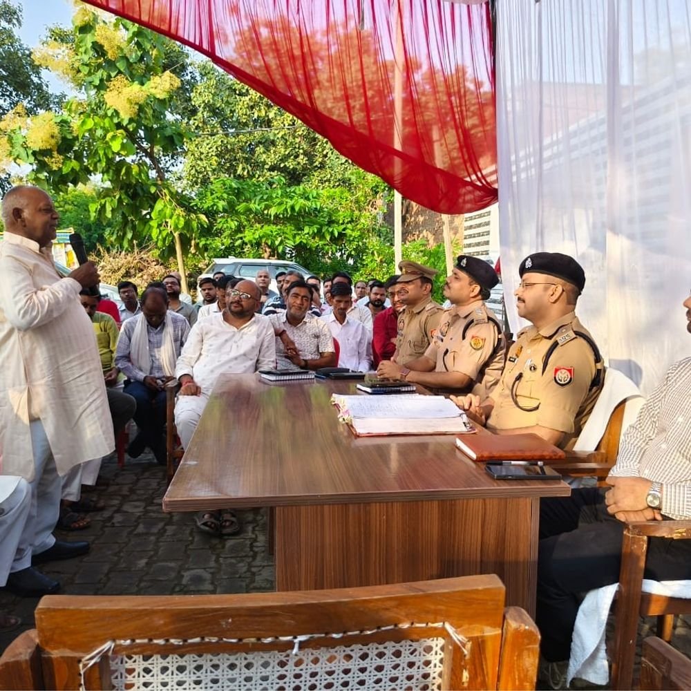 पिहानी कोतवाली में पीस कमेटी की बैठक:अधिकारियों ने दिए शांतिपूर्ण तरीके से त्यौहार संपन्न कराने के निर्देश