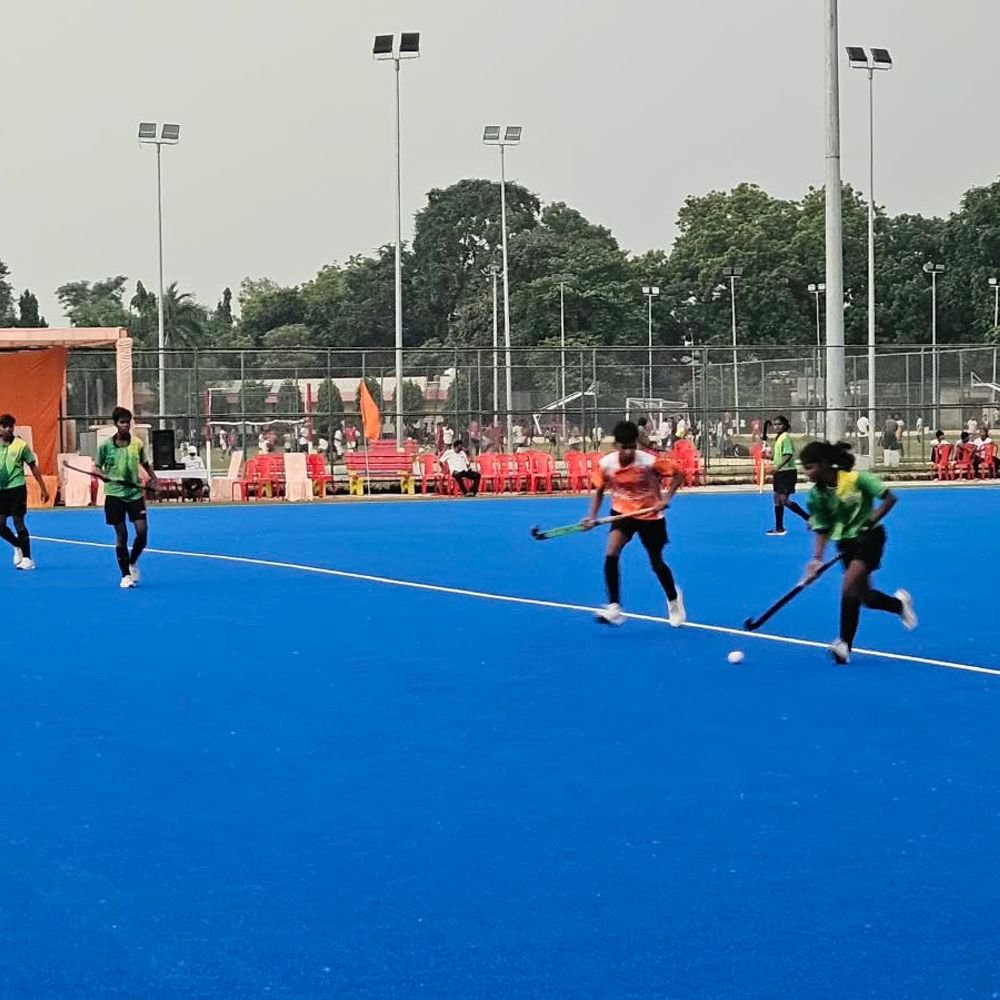 मऊ में प्रदेश स्तरीय जूनियर बालिका हॉकी प्रतियोगिता:आजमगढ़ ने 12-0 से दर्ज की बड़ी जीत, अर्चना ने दागे 3 गोल