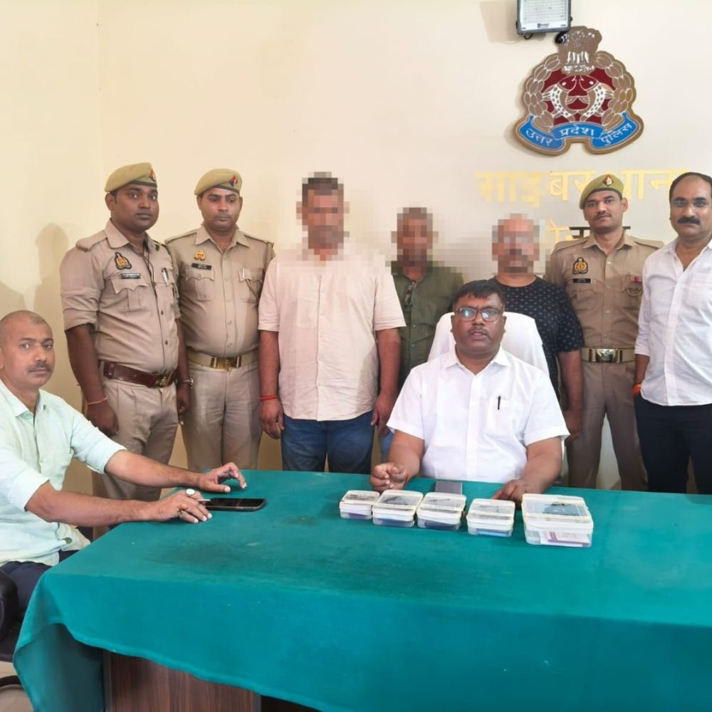 जौनपुर में साइबर ठगी के मामले में तीन आरोपी गिरफ्तार:1.55 करोड़ रुपये विभिन्न बैंक खातों में कराए होल्ड