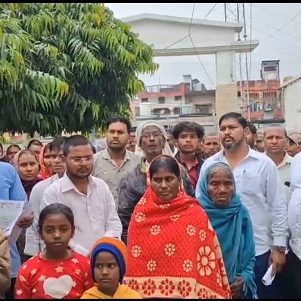 हत्या की निष्पक्ष जांच के लिए ग्रामीण पुलिस ऑफिस पहुंचे:बस्ती में परिजनों ने लालगंज थाना प्रभारी को हटाने की मांग की