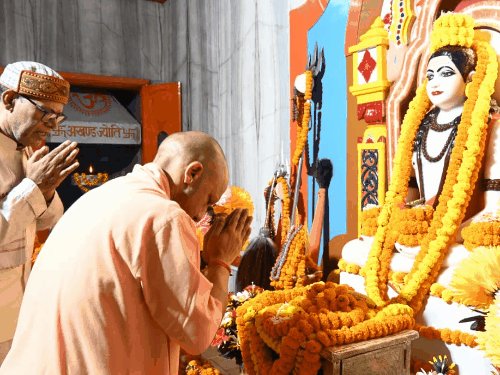 गोरखपुर पहुंचे CM योगी, कल विकास परियोजनाओं की देंगे सौगात:तीन दिवसीय है दौरा; गोड़धोइया नाला परियोजना का लोकार्पण होगा