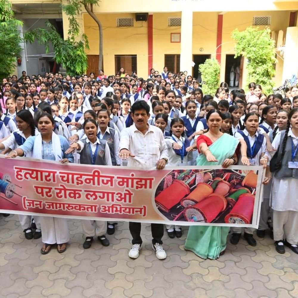 चाइनीज मांझे पर प्रतिबंध की मांग:वाराणसी में जागरूकता अभियान, छात्राओं को मांझे के खतरे बताए