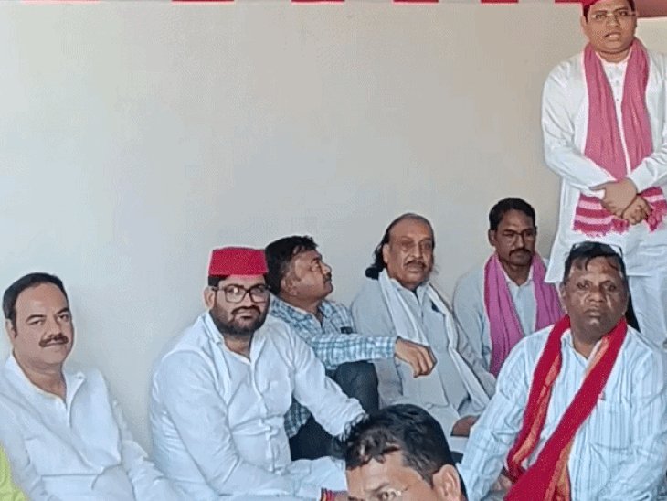 झांसी में ECI ज्ञानेश कुमार के खिलाफ सपा का हल्लाबोल:जिलाध्यक्ष बोले-लोकतंत्र कमजोर करने वाले चुनाव आयुक्त की गिरफ्तारी तक करेंगे आंदोलन