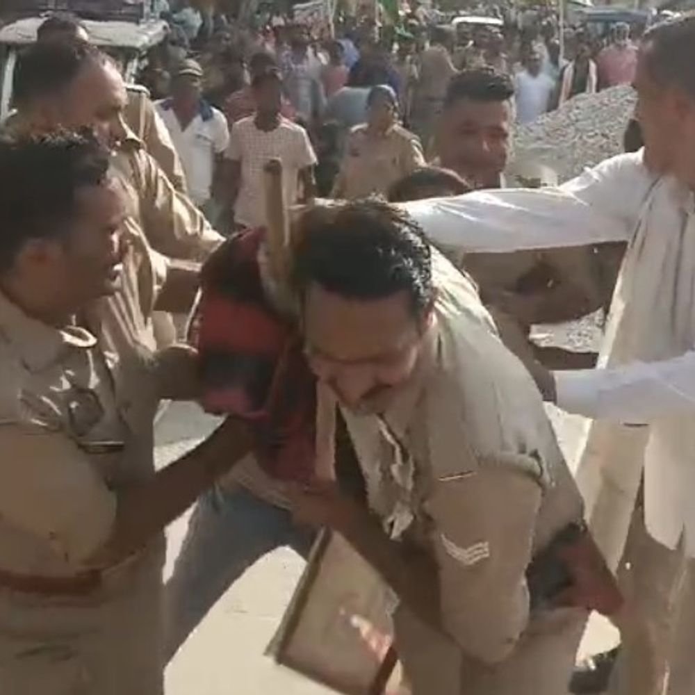 कासगंज में कांग्रेस का प्रदर्शन:चुनाव आयुक्त के खिलाफ नारेबाजी, पुतला फूंकने की कोशिश दो बार नाकाम