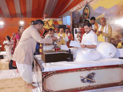 लखनऊ में पुंडरीक गोस्वामी महाराज ने दीक्षा दी:डीएवी कॉलेज ग्राउंड की श्रीमद्भागवत कथा में श्रीकृष्ण-रुक्मिणी विवाह, थिरके श्रोता