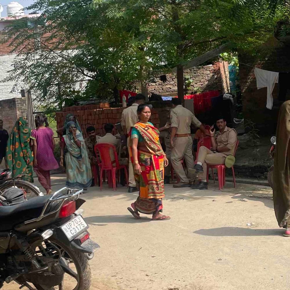 प्रयागराज में जमीन के टुकड़े को लेकर महिला की हत्या:2 परिवारों के बीच लंबे समय से चल रहा था विवाद, गांव में तनाव का माहौल