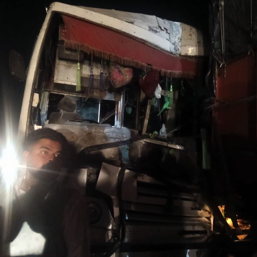 पीलीभीत में खराब ट्रक से टकराई बारात की बस:6 बाराती घायल, बस का अगला हिस्सा क्षतिग्रस्त; गंभीर घायलों को जिला अस्पताल भेजा