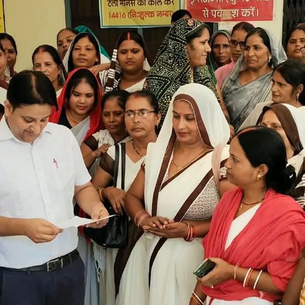 आशा-संगिनियों ने मानदेय बढ़ाने के लिए सौंपा ज्ञापन:रायबरेली में सीएचसी अधीक्षक को दिया ज्ञापन, निश्चित मानदेय की भी मांग
